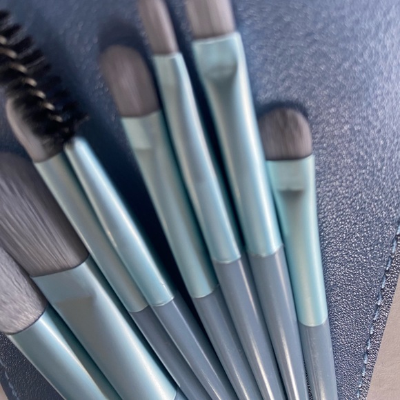 Makeup brush set perfect for travel - Picture 2 of 6